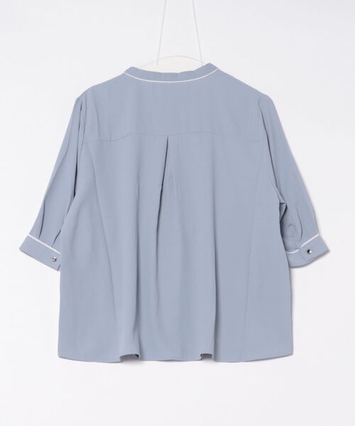 Honeys（ハニーズ）の「６分袖配色バンドカラーブラウス（シャツ/ブラウス・レディース・ネイビー/ホワイト/スモーキーグリーン系/ピンクベージュ/グレイッシュブルー・3L/L/LL/M/S）」の6枚目の写真