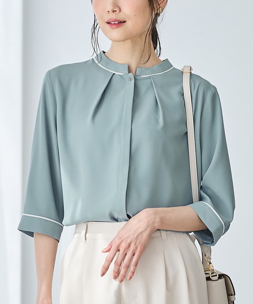 Honeys（ハニーズ）の「６分袖配色バンドカラーブラウス（シャツ/ブラウス・レディース・ネイビー/ホワイト/スモーキーグリーン系/ピンクベージュ/グレイッシュブルー・3L/L/LL/M/S）」の3枚目の写真