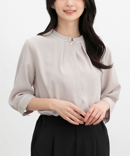 Honeys（ハニーズ）の「６分袖配色バンドカラーブラウス（シャツ/ブラウス・レディース・ネイビー/ホワイト/スモーキーグリーン系/ピンクベージュ/グレイッシュブルー・3L/L/LL/M/S）」の5枚目の写真