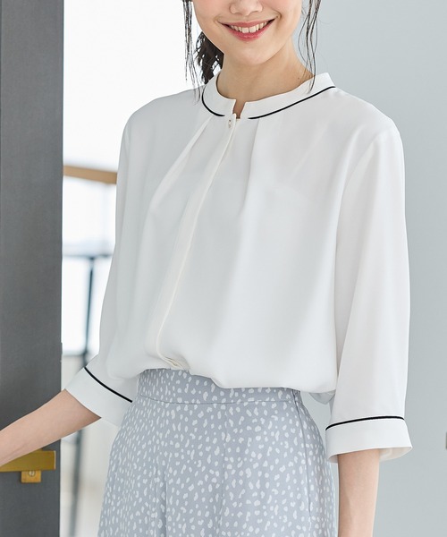 Honeys（ハニーズ）の「６分袖配色バンドカラーブラウス（シャツ/ブラウス・レディース・ネイビー/ホワイト/スモーキーグリーン系/ピンクベージュ/グレイッシュブルー・3L/L/LL/M/S）」の2枚目の写真