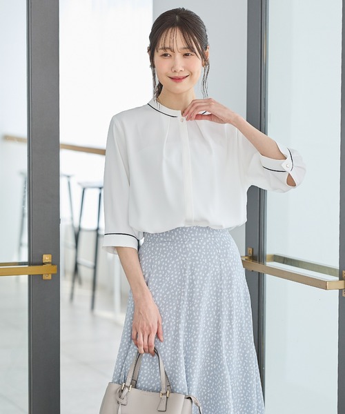 Honeys（ハニーズ）の「６分袖配色バンドカラーブラウス（シャツ/ブラウス・レディース・ネイビー/ホワイト/スモーキーグリーン系/ピンクベージュ/グレイッシュブルー・3L/L/LL/M/S）」の8枚目の写真