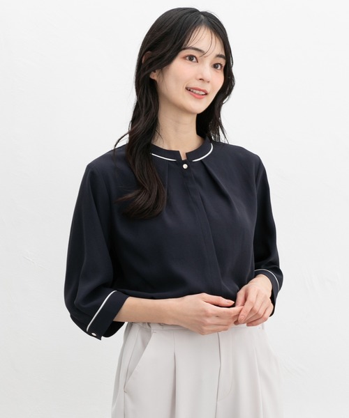 Honeys（ハニーズ）の「６分袖配色バンドカラーブラウス（シャツ/ブラウス・レディース・ネイビー/ホワイト/スモーキーグリーン系/ピンクベージュ/グレイッシュブルー・3L/L/LL/M/S）」の11枚目の写真