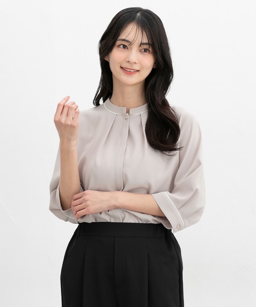 Honeys（ハニーズ）の「６分袖配色バンドカラーブラウス（シャツ/ブラウス・レディース・ネイビー/ホワイト/スモーキーグリーン系/ピンクベージュ/グレイッシュブルー・3L/L/LL/M/S）」の17枚目の写真