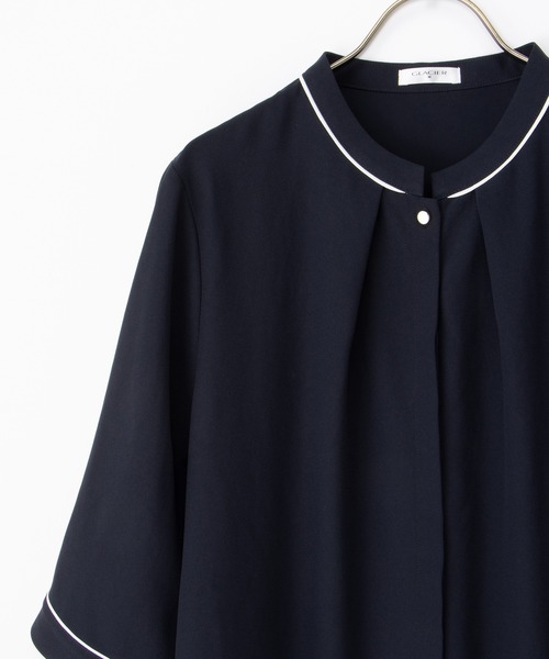 Honeys（ハニーズ）の「６分袖配色バンドカラーブラウス（シャツ/ブラウス・レディース・ネイビー/ホワイト/スモーキーグリーン系/ピンクベージュ/グレイッシュブルー・3L/L/LL/M/S）」の21枚目の写真