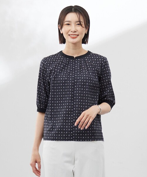 J.PRESS(ジェイプレス)の「【洗える】ジオメトリックプリント ブラウス(シャツ/ブラウス・レディース・ホワイト系5/サックスブルー系5/ネイビー系5・T15/T13)」の2枚目の写真