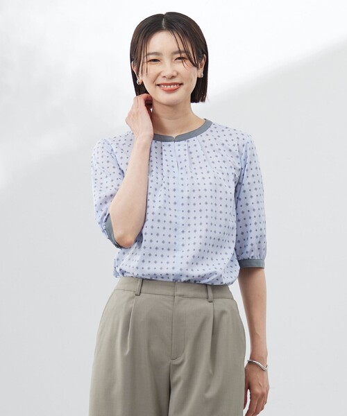 J.PRESS(ジェイプレス)の「【洗える】ジオメトリックプリント ブラウス(シャツ/ブラウス・レディース・ホワイト系5/サックスブルー系5/ネイビー系5・T15/T13)」の3枚目の写真
