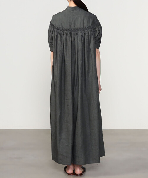 Scye（サイ）の「Scye |〈別注〉リネン ピンタックドレス WOMEN（ワンピース・レディース・チャコール・38）」の10枚目の写真