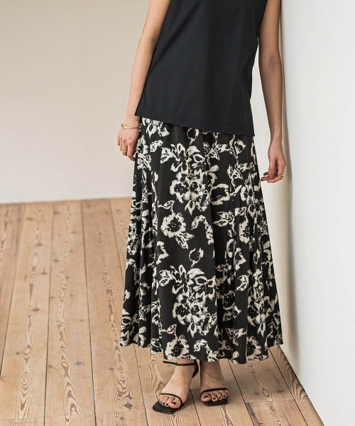 MAYSON GREY(メイソングレイ)の「フラワープリントリラックスサイドギャザーフレアスカート(スカート・レディース・ホワイト系その他/ブラック系その他・M)」の2枚目の写真