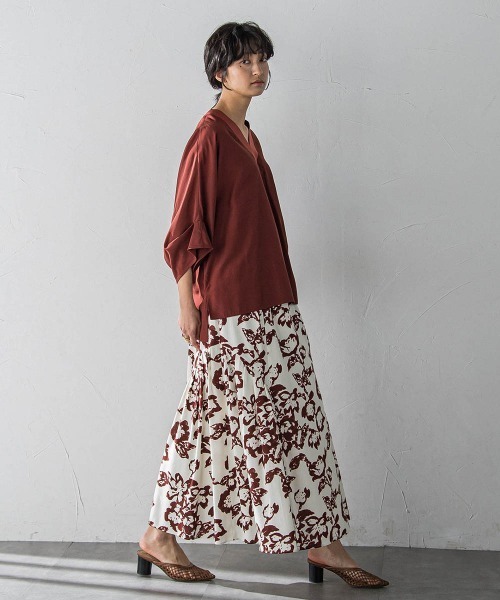 MAYSON GREY(メイソングレイ)の「フラワープリントリラックスサイドギャザーフレアスカート(スカート・レディース・ホワイト系その他/ブラック系その他・M)」の7枚目の写真