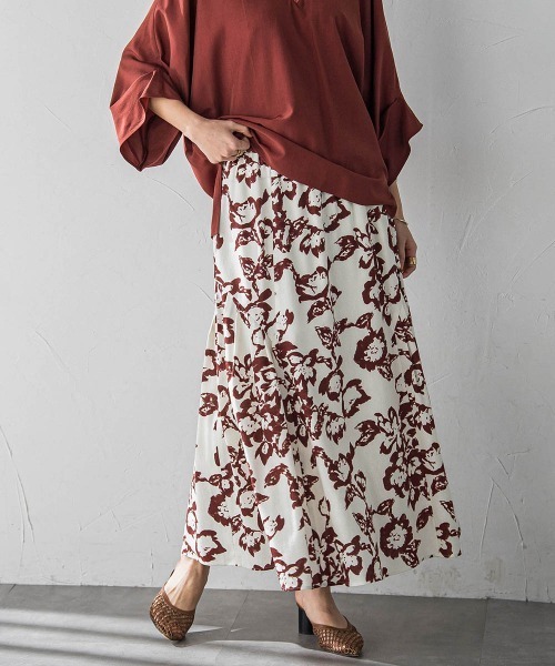 MAYSON GREY(メイソングレイ)の「フラワープリントリラックスサイドギャザーフレアスカート(スカート・レディース・ホワイト系その他/ブラック系その他・M)」の3枚目の写真