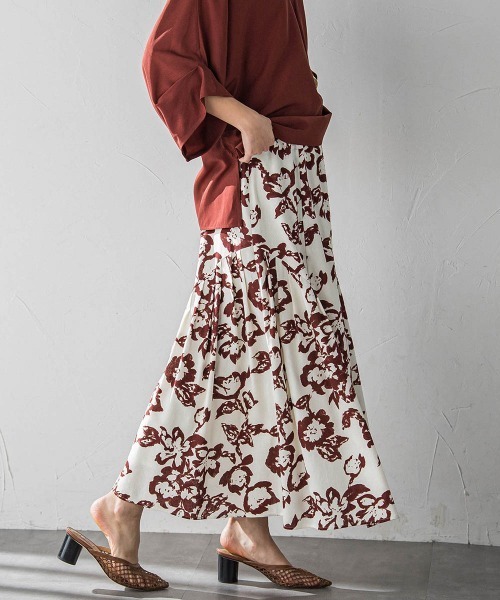 MAYSON GREY(メイソングレイ)の「フラワープリントリラックスサイドギャザーフレアスカート(スカート・レディース・ホワイト系その他/ブラック系その他・M)」の4枚目の写真