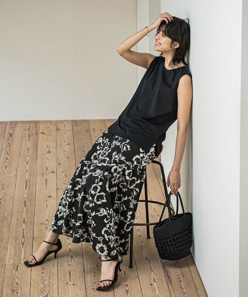 MAYSON GREY(メイソングレイ)の「フラワープリントリラックスサイドギャザーフレアスカート(スカート・レディース・ホワイト系その他/ブラック系その他・M)」の12枚目の写真