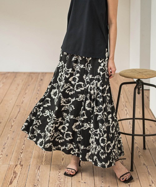MAYSON GREY(メイソングレイ)の「フラワープリントリラックスサイドギャザーフレアスカート(スカート・レディース・ホワイト系その他/ブラック系その他・M)」の9枚目の写真