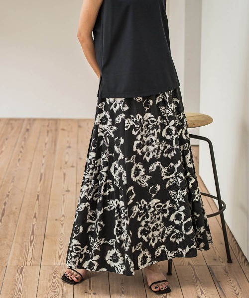 MAYSON GREY(メイソングレイ)の「フラワープリントリラックスサイドギャザーフレアスカート(スカート・レディース・ホワイト系その他/ブラック系その他・M)」の10枚目の写真
