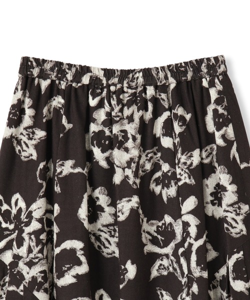 MAYSON GREY(メイソングレイ)の「フラワープリントリラックスサイドギャザーフレアスカート(スカート・レディース・ホワイト系その他/ブラック系その他・M)」の18枚目の写真