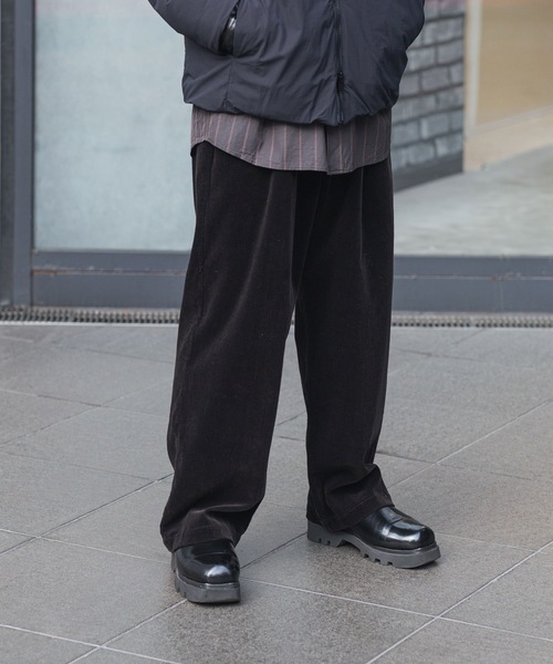 ATTACHMENT（アタッチメント）の「フィンクスコットン コーデュロイ 1タック ワイドトラウザーズ / FINX CO CORDUROY 1TUCK WIDE TROUSERS（その他パンツ・メンズ・ブラック/オフホワイト/キャメル・3/2/1）」の2枚目の写真