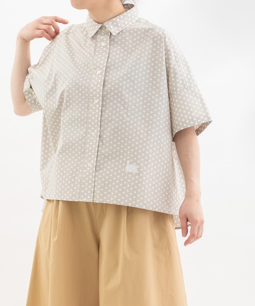 nop de nod(ノップドゥノッド)の「Ciel 後ろボタンダウン半袖シャツ(シャツ/ブラウス・レディース・ベージュ/ネイビー/オフホワイト/ブルー・3)」の2枚目の写真