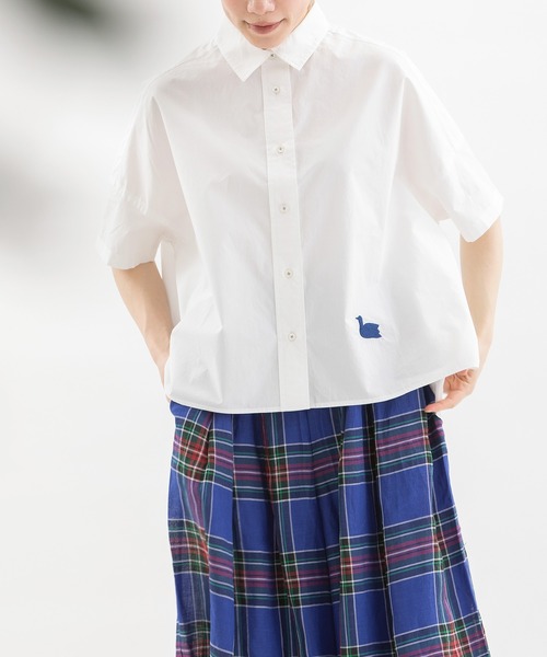 nop de nod(ノップドゥノッド)の「Ciel 後ろボタンダウン半袖シャツ(シャツ/ブラウス・レディース・ベージュ/ネイビー/オフホワイト/ブルー・3)」の1枚目の写真