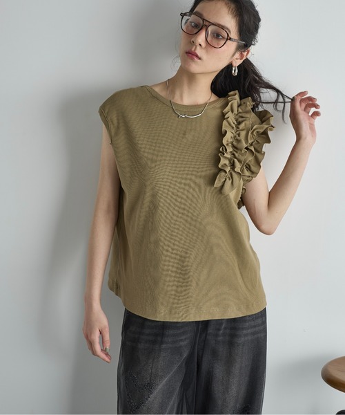 THE YOn(ザヨン)の「アシメラッフルフレンチスリーブリブトップス(Tシャツ/カットソー・レディース・ブラック/アイボリー/モスグリーン/マスタード・FREE)」の3枚目の写真