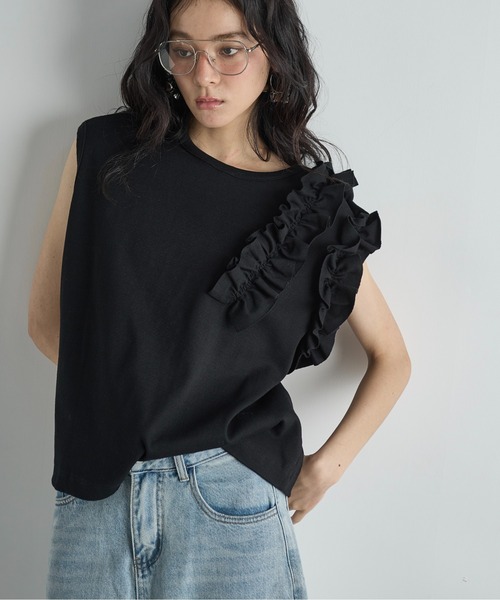 THE YOn(ザヨン)の「アシメラッフルフレンチスリーブリブトップス(Tシャツ/カットソー・レディース・ブラック/アイボリー/モスグリーン/マスタード・FREE)」の2枚目の写真