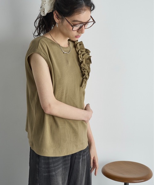 THE YOn(ザヨン)の「アシメラッフルフレンチスリーブリブトップス(Tシャツ/カットソー・レディース・ブラック/アイボリー/モスグリーン/マスタード・FREE)」の17枚目の写真