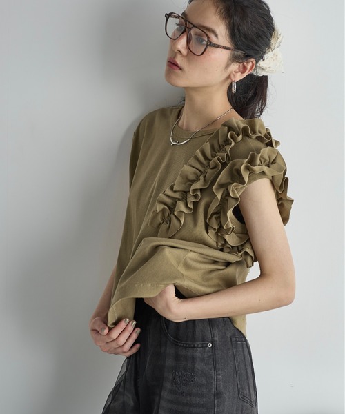 THE YOn(ザヨン)の「アシメラッフルフレンチスリーブリブトップス(Tシャツ/カットソー・レディース・ブラック/アイボリー/モスグリーン/マスタード・FREE)」の16枚目の写真