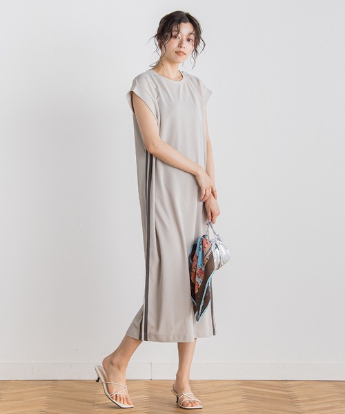 Droite lautreamont(ドロワットロートレアモン)の「【WEB限定】カットジョーゼットサイドラインワンピース≪手洗い可能≫(ワンピース・レディース・ライトグレー/ブラック/ブラウン・M)」の2枚目の写真