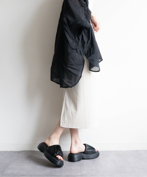 Fabby fabby(ファビィーファビィー)の「厚底ラウンドボリュームギャザーサンダル(サンダル・レディース・ブラック/シルバー・MEDIUM/LARGE)」の10枚目の写真