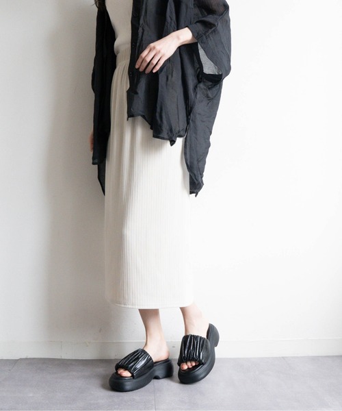 Fabby fabby(ファビィーファビィー)の「厚底ラウンドボリュームギャザーサンダル(サンダル・レディース・ブラック/シルバー・MEDIUM/LARGE)」の8枚目の写真