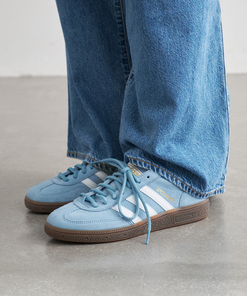 LE TALON（ルタロン）の「adidas / アディダス HANDBALL SPEZIAL（スニーカー・レディース・ブラック/サックスブルー/ブラック系その他・23cm/23.5cm/24cm/24.5cm/25cm）」の3枚目の写真
