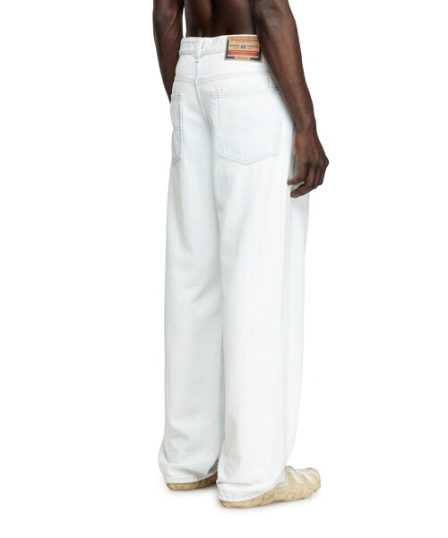 DIESEL（ディーゼル）の「メンズ ワイドデニムパンツ RELAXED 2001 D-MACRO L.30（デニムパンツ・メンズ・ライトインディゴブルー・26inch/28inch/30inch/34inch/32inch）」の2枚目の写真