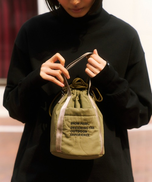 Snow Peak（スノーピーク）の「Snow Peak / Quilted Ripstop Pouch キルティングリップストップポーチ（ショルダーバッグ・メンズ・ブラック/オリーブ・ONE SIZE）」の2枚目の写真