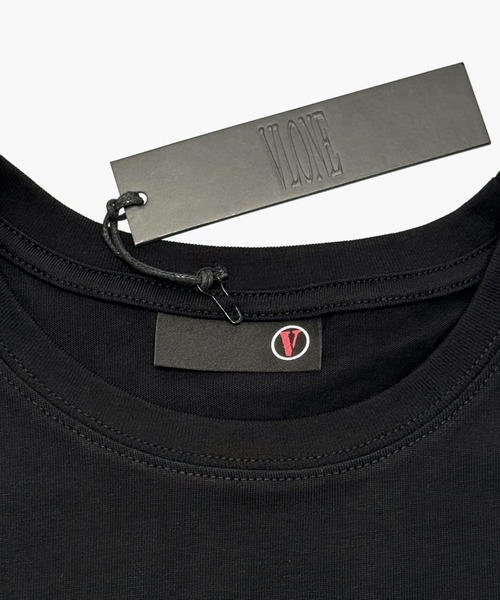 ROYAL FLASH(ロイヤルフラッシュ)の「VLONE/ヴィーロン/CLASSIC LOGO-FRIENDS TEE_BLACK/ORANGE(Tシャツ/カットソー・メンズ・ブラック・MEDIUM/LARGE/X-LARGE)」の3枚目の写真