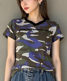 A'GEM/9 × .kom 『.KOM/ドットケーオーエム』 肩パッド入りカモフラ柄VネックTシャツ