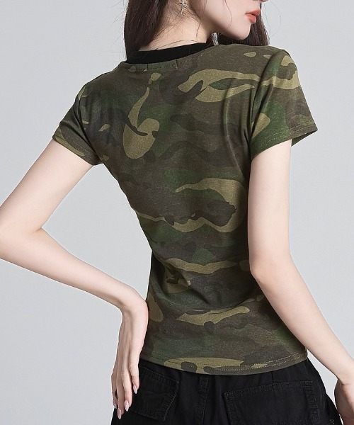 .KOM(ドットコム)の「A'GEM/9 × .kom 『.KOM/ドットケーオーエム』 肩パッド入りカモフラ柄VネックTシャツ(Tシャツ/カットソー・レディース・カーキ/ブルー・FREE)」の16枚目の写真
