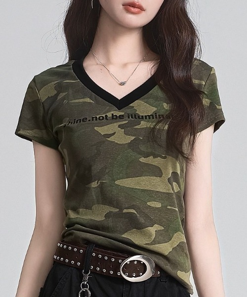 .KOM(ドットコム)の「A'GEM/9 × .kom 『.KOM/ドットケーオーエム』 肩パッド入りカモフラ柄VネックTシャツ(Tシャツ/カットソー・レディース・カーキ/ブルー・FREE)」の10枚目の写真