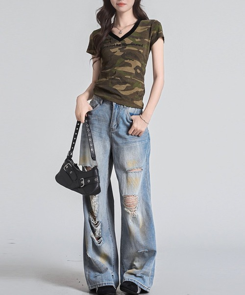 .KOM(ドットコム)の「A'GEM/9 × .kom 『.KOM/ドットケーオーエム』 肩パッド入りカモフラ柄VネックTシャツ(Tシャツ/カットソー・レディース・カーキ/ブルー・FREE)」の19枚目の写真
