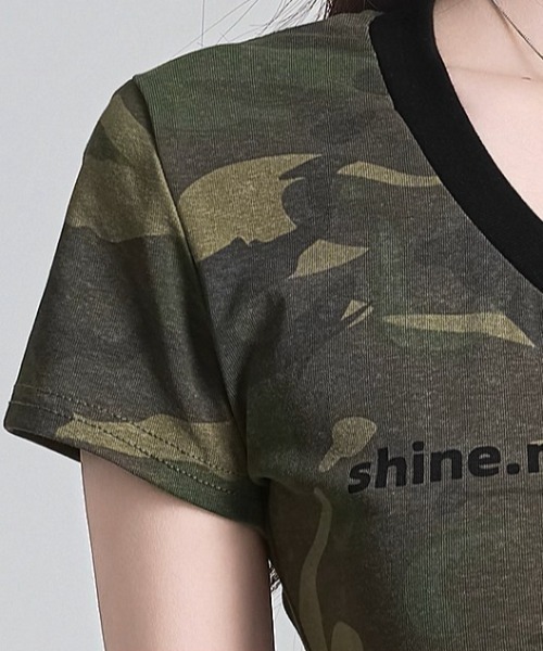 .KOM(ドットコム)の「A'GEM/9 × .kom 『.KOM/ドットケーオーエム』 肩パッド入りカモフラ柄VネックTシャツ(Tシャツ/カットソー・レディース・カーキ/ブルー・FREE)」の21枚目の写真