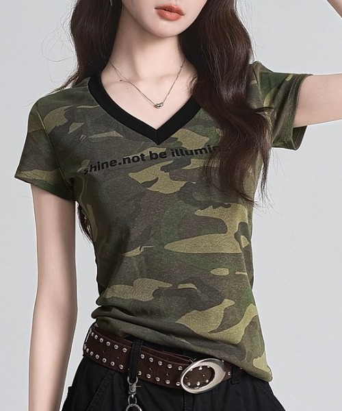 .KOM(ドットコム)の「A'GEM/9 × .kom 『.KOM/ドットケーオーエム』 肩パッド入りカモフラ柄VネックTシャツ(Tシャツ/カットソー・レディース・カーキ/ブルー・FREE)」の13枚目の写真
