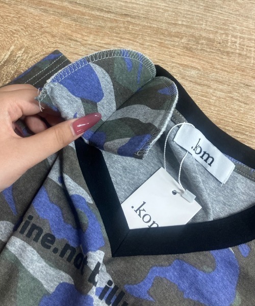 .KOM(ドットコム)の「A'GEM/9 × .kom 『.KOM/ドットケーオーエム』 肩パッド入りカモフラ柄VネックTシャツ(Tシャツ/カットソー・レディース・カーキ/ブルー・FREE)」の8枚目の写真