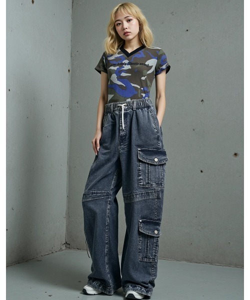 .KOM(ドットコム)の「A'GEM/9 × .kom 『.KOM/ドットケーオーエム』 肩パッド入りカモフラ柄VネックTシャツ(Tシャツ/カットソー・レディース・カーキ/ブルー・FREE)」の5枚目の写真