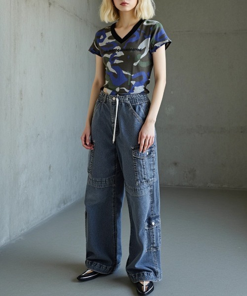 .KOM(ドットコム)の「A'GEM/9 × .kom 『.KOM/ドットケーオーエム』 肩パッド入りカモフラ柄VネックTシャツ(Tシャツ/カットソー・レディース・カーキ/ブルー・FREE)」の6枚目の写真