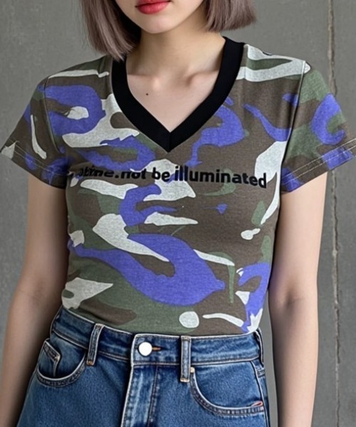 .KOM(ドットコム)の「A'GEM/9 × .kom 『.KOM/ドットケーオーエム』 肩パッド入りカモフラ柄VネックTシャツ(Tシャツ/カットソー・レディース・カーキ/ブルー・FREE)」の3枚目の写真