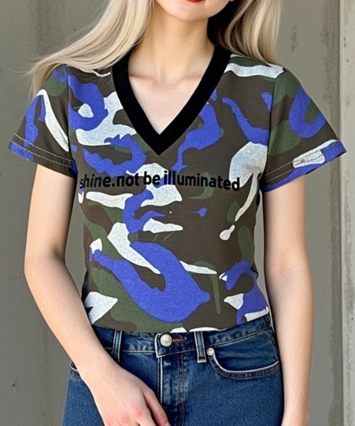 .KOM(ドットコム)の「A'GEM/9 × .kom 『.KOM/ドットケーオーエム』 肩パッド入りカモフラ柄VネックTシャツ(Tシャツ/カットソー・レディース・カーキ/ブルー・FREE)」の4枚目の写真