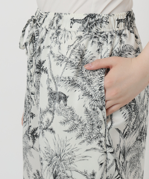 VERMEIL par iena（ヴェルメイユパーイエナ）の「サテンプリントイージーパンツ（その他パンツ・レディース・ベージュ・36/38）」の20枚目の写真