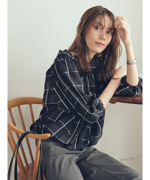 Mila Owen（ミラオーウェン）の「後リボンボリュームオフショルブラウス（シャツ/ブラウス・レディース・ブラック/ホワイト/キャメル・0/1）」の4枚目の写真