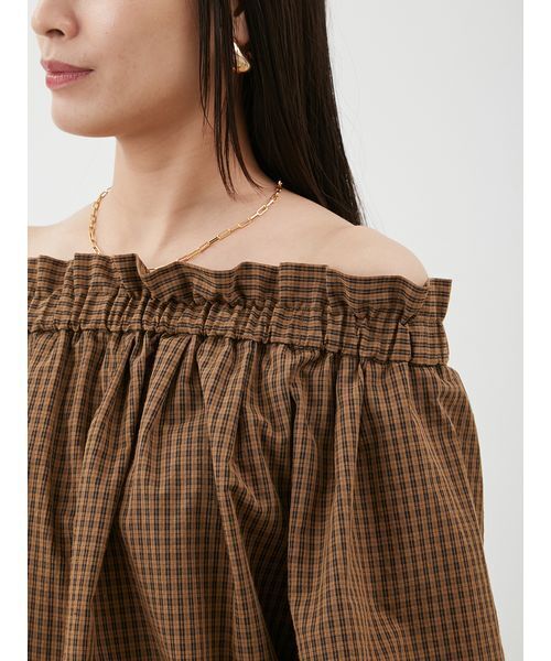 Mila Owen（ミラオーウェン）の「後リボンボリュームオフショルブラウス（シャツ/ブラウス・レディース・ブラック/ホワイト/キャメル・0/1）」の6枚目の写真