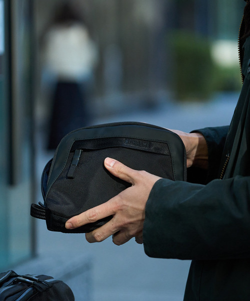 CHROME（クローム）の「［ CHROME / クローム ］AXCEL CABLE POUCH BK_BLACK / アクセル ケーブルポーチ ブラック 耐水 ガジェットケース（ポーチ・メンズ・ブラック・FREE）」の2枚目の写真
