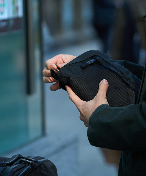 CHROME（クローム）の「［ CHROME / クローム ］AXCEL CABLE POUCH BK_BLACK / アクセル ケーブルポーチ ブラック 耐水 ガジェットケース（ポーチ・メンズ・ブラック・FREE）」の3枚目の写真