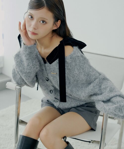 Chico（チコ）の「【ブローチ取外し可】ベロアリボンルーズニットカーディガン（カーディガン/ボレロ・レディース・ベージュ/チャコールグレー/グレー/アイボリー/ブラウン/ホワイト系その他/ピンク・FREE）」の4枚目の写真